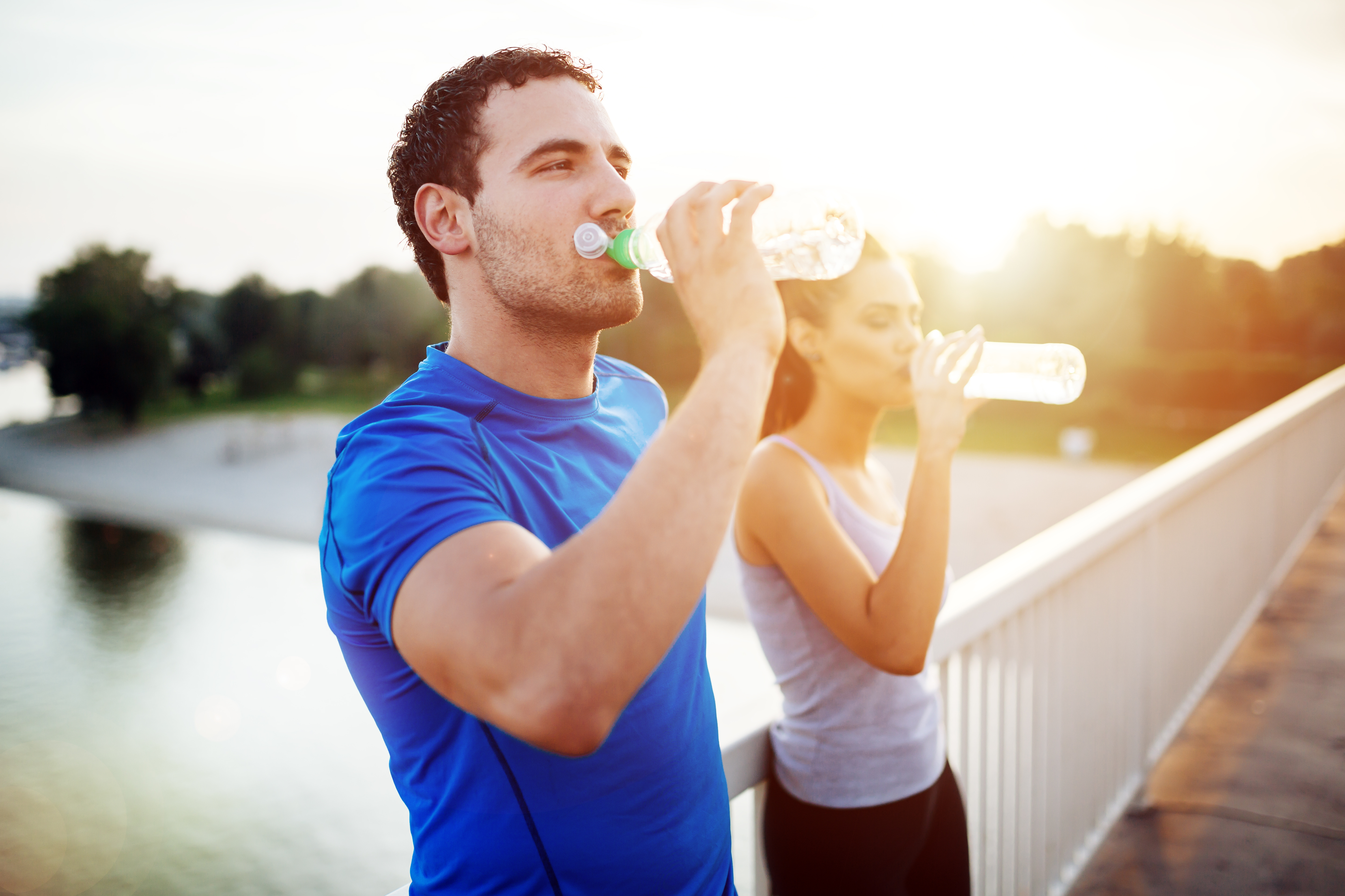 runners drinking water 